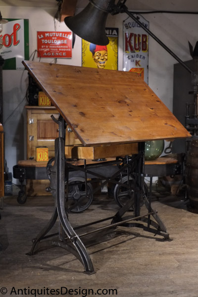 table a dessin en fonte 1930 idealit